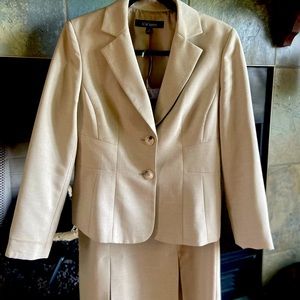 Le Suit Off White Skirt Suit Size 8 (both pieces)
